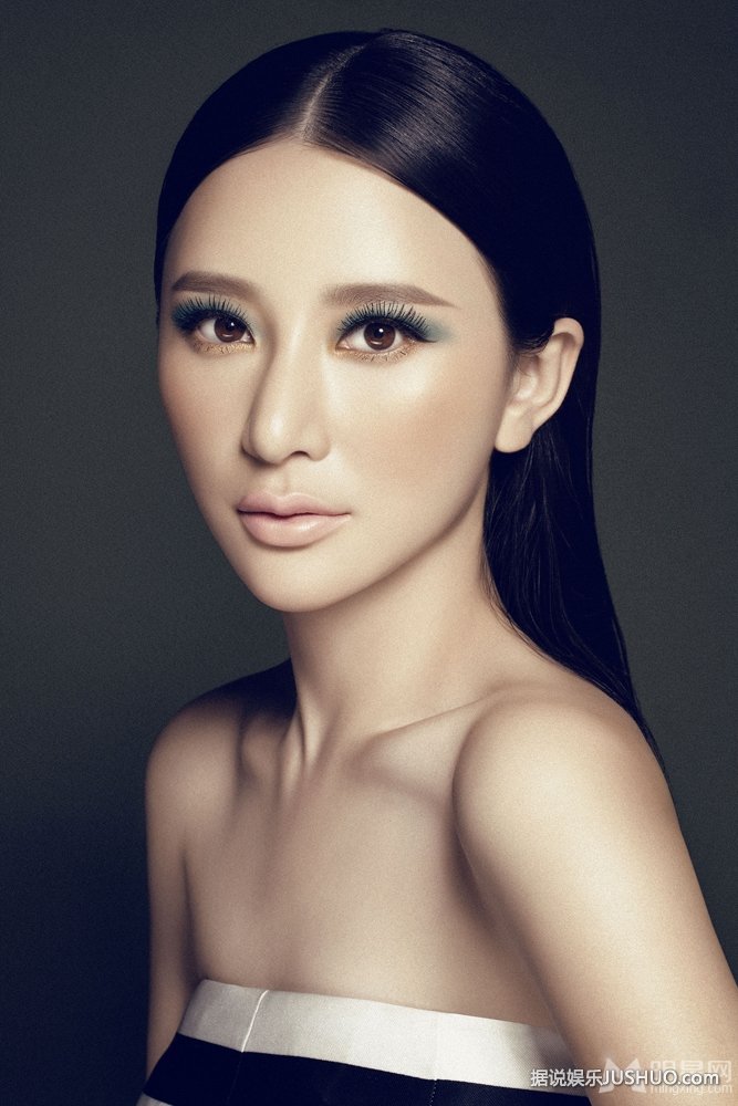 熊乃瑾红唇美妆大片 面容清丽眼神勾人