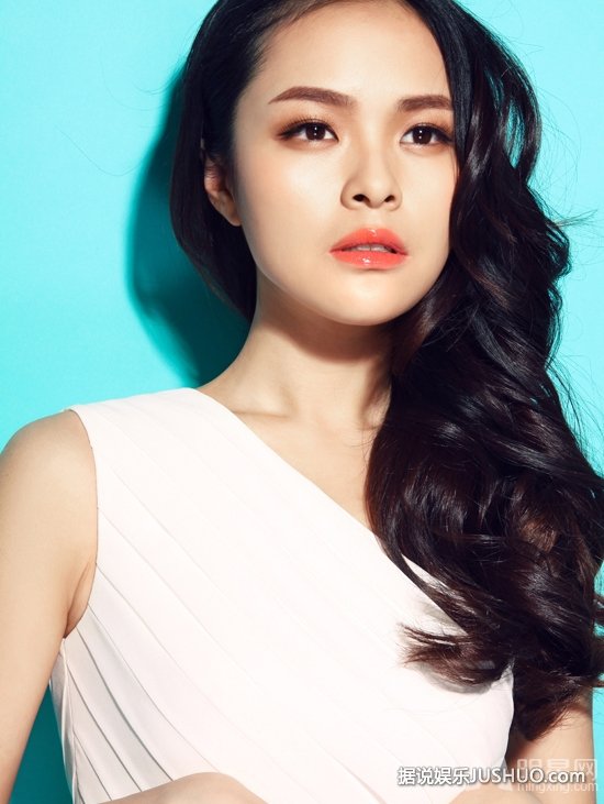 红歌会16强选手龚爽大片 大胆撞色玩百变