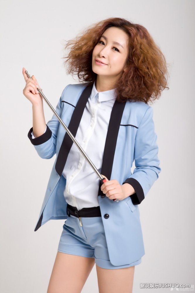 秦海璐变麻辣女教师 洋装爆炸头超另类
