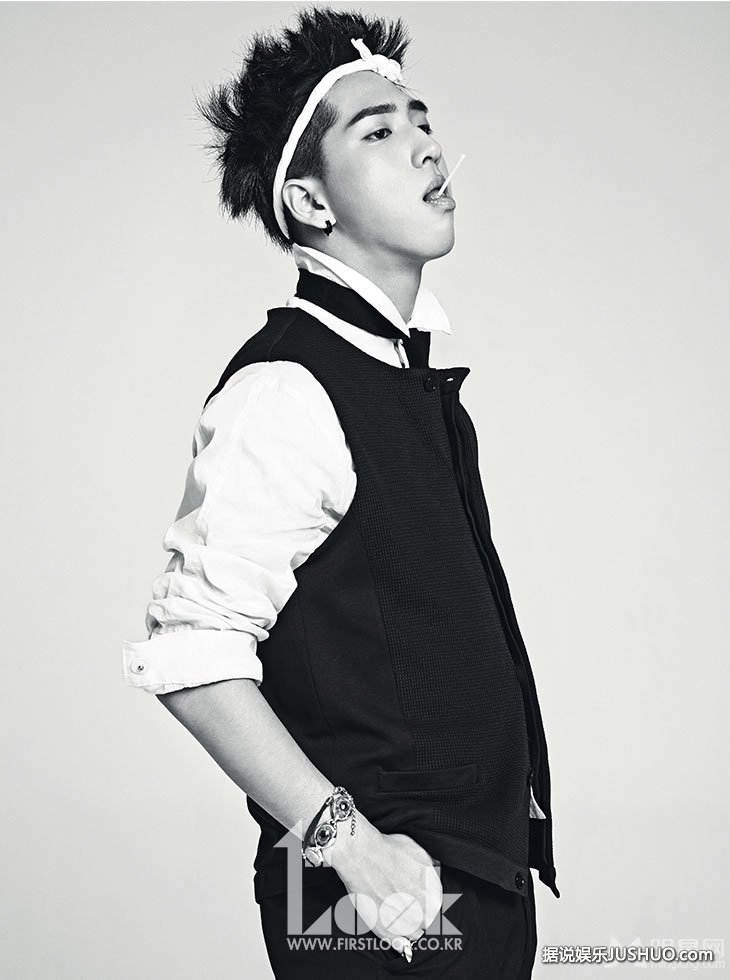 戚薇黑丝上阵登封面 若隐若现百变女郎 戚薇黑丝上阵登封面 若隐若现百变女郎