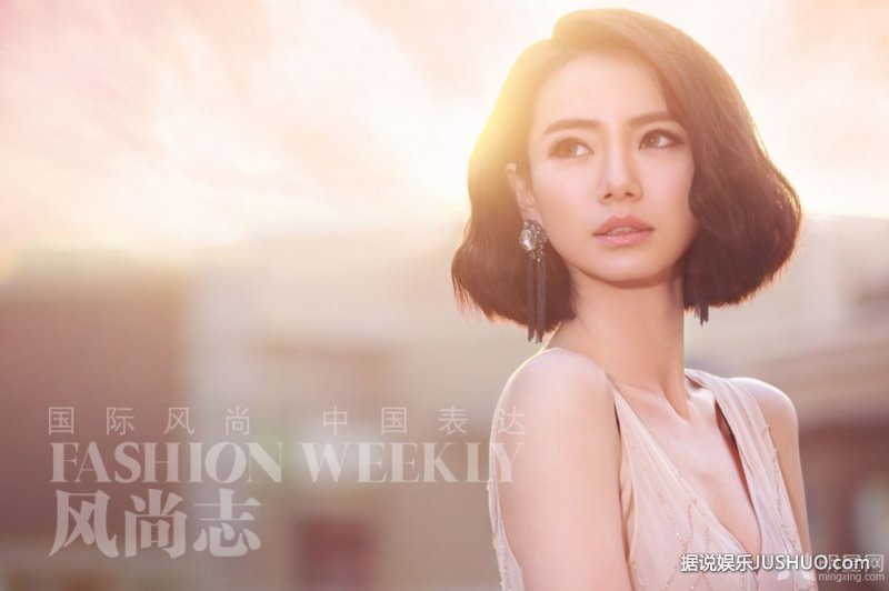 戚薇黑丝上阵登封面 若隐若现百变女郎 戚薇黑丝上阵登封面 若隐若现百变女郎