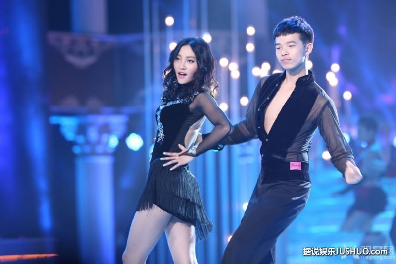 戚薇黑丝上阵登封面 若隐若现百变女郎 戚薇黑丝上阵登封面 若隐若现百变女郎