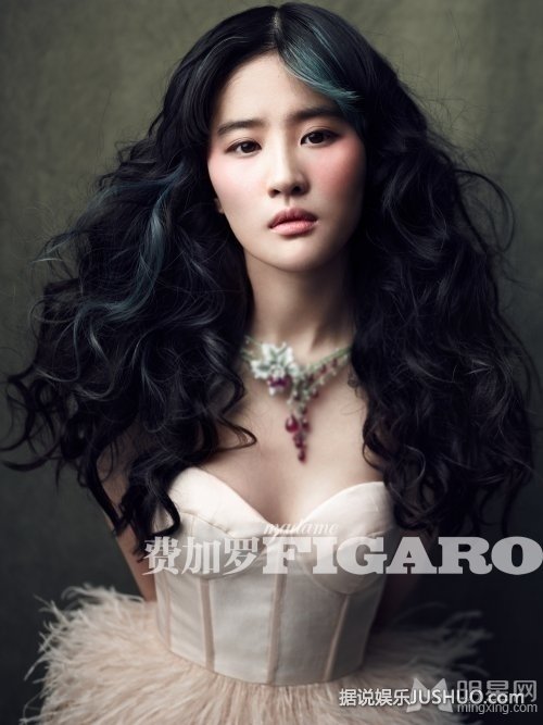 刘亦菲冷艳登费加罗 眼神迷离勾人魂魄