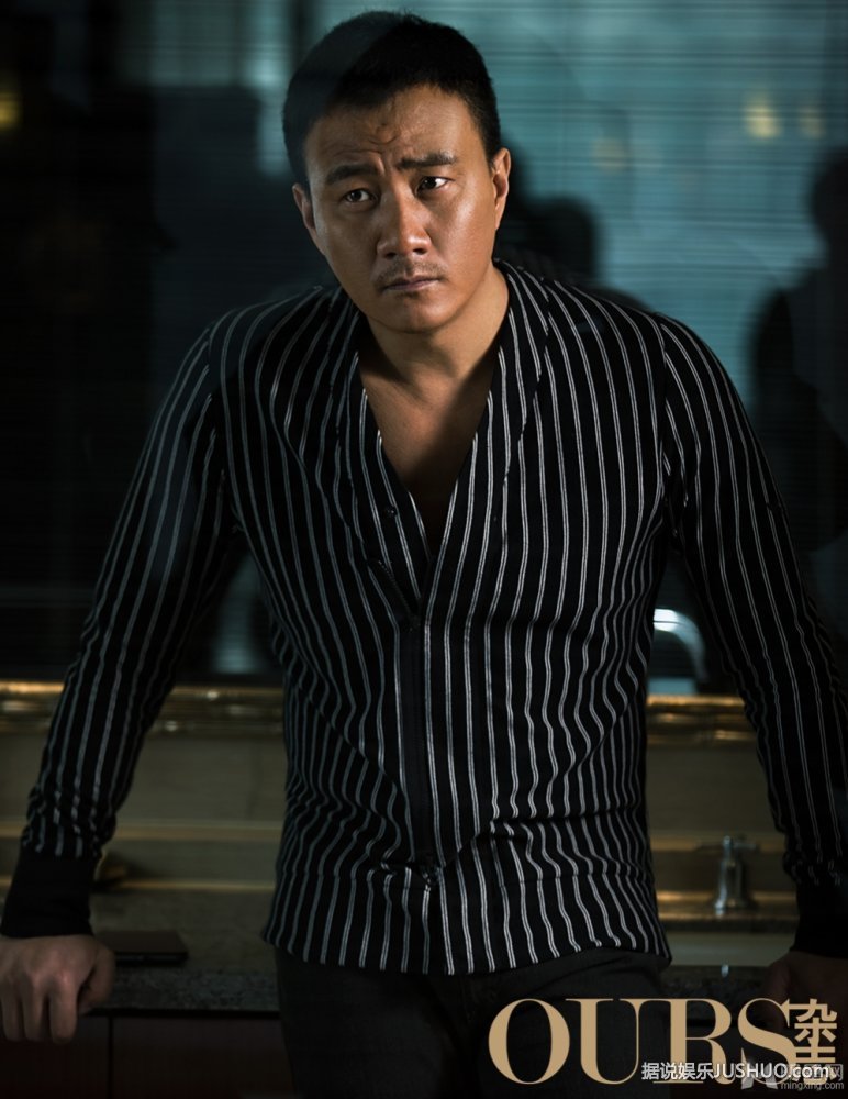 像火花像蝴蝶胡军杂志写真 彰显大哥范儿