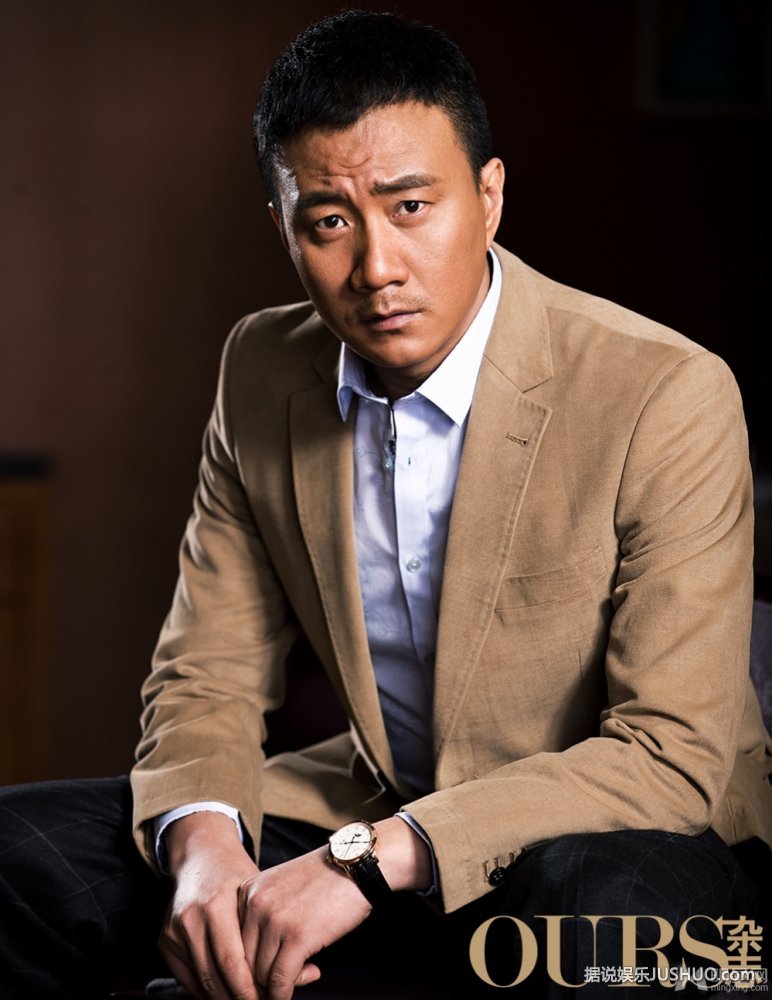 像火花像蝴蝶胡军杂志写真 彰显大哥范儿