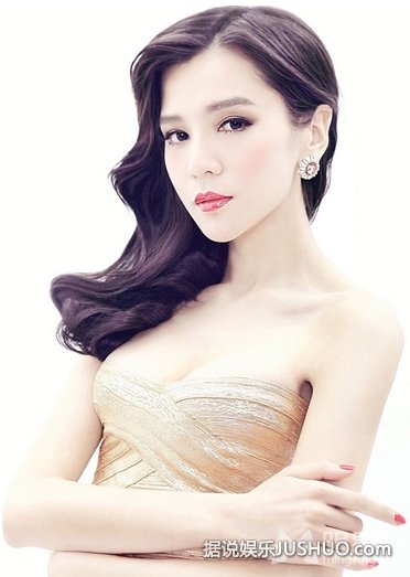 王希维抹胸装秀事业线 尽显火辣好身材