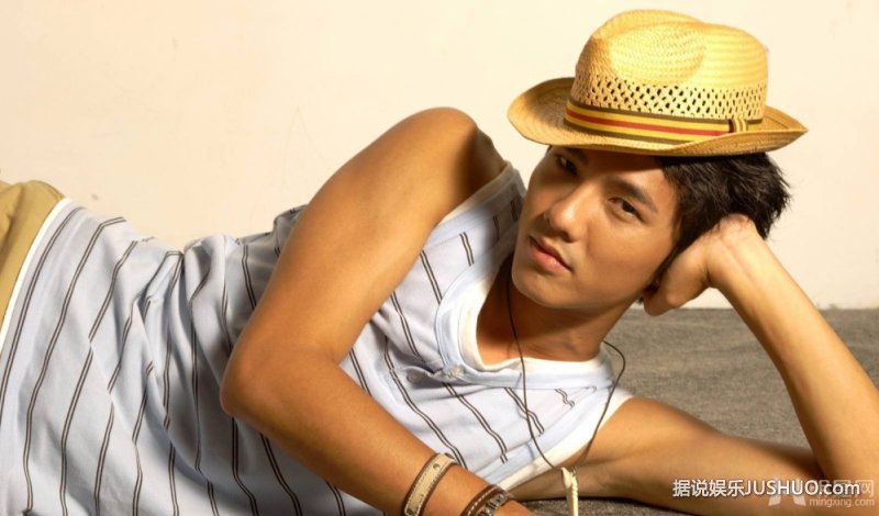 嫩模刘雨柔与哥哥亲密婚纱照 网友叹息不伦恋