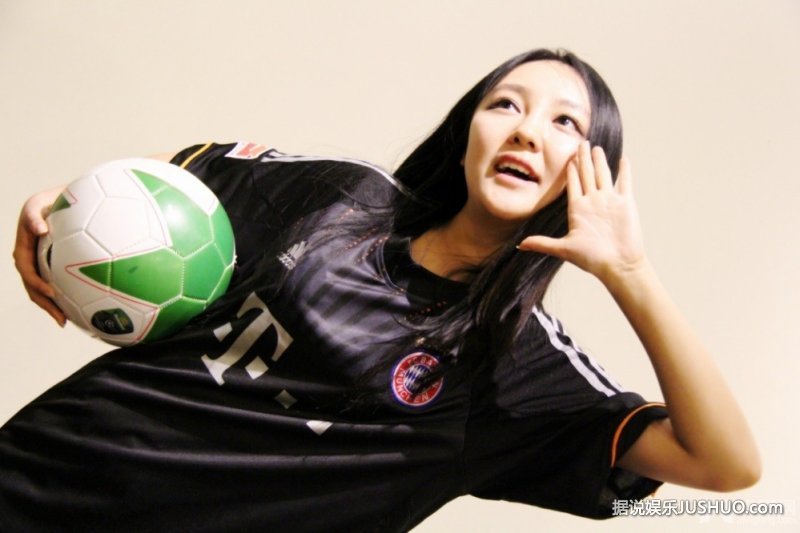 齐天叁喜孙艺程变足球宝贝 性感甜美并存