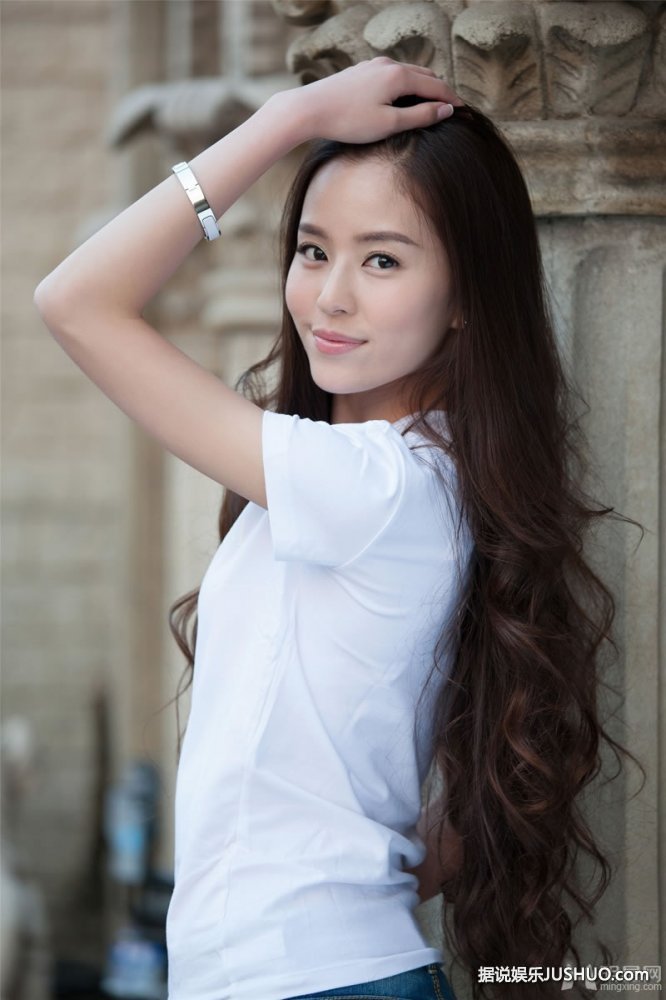 雪姨王琳杂志写真大片 打造知性御姐造型