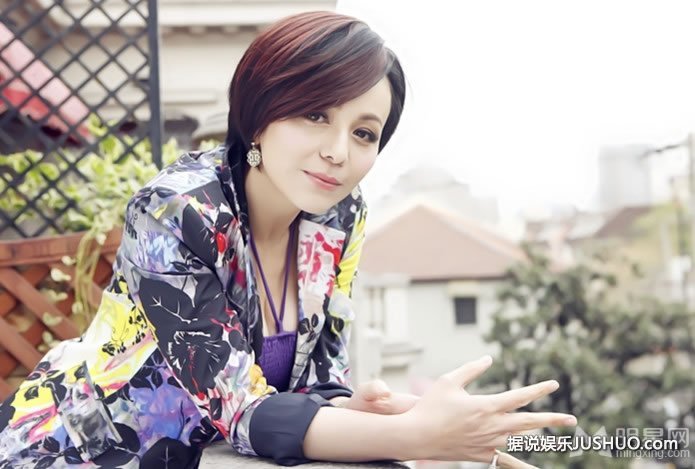 雪姨王琳杂志写真大片 打造知性御姐造型