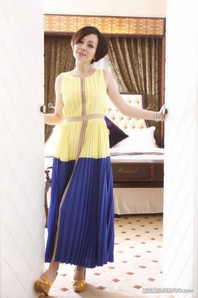 雪姨王琳杂志写真大片 打造知性御姐造型