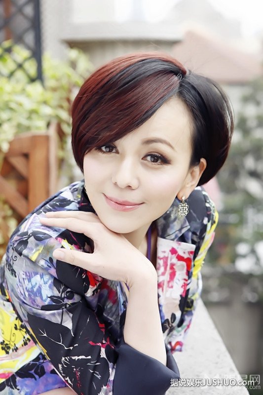 雪姨王琳杂志写真大片 打造知性御姐造型