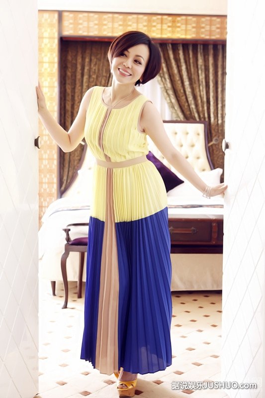 雪姨王琳杂志写真大片 打造知性御姐造型