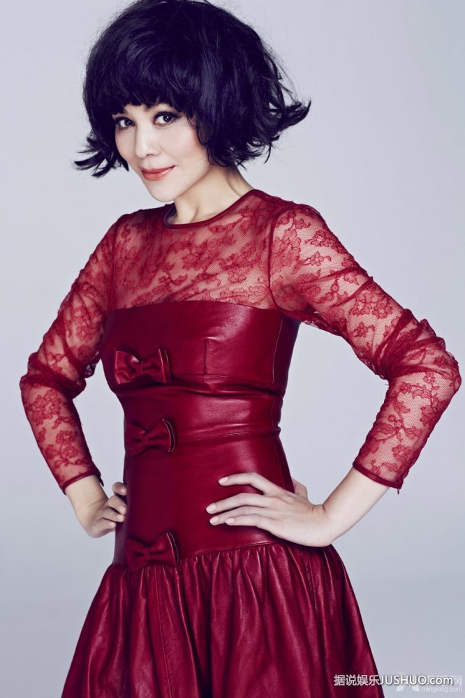 雪姨王琳蕾丝红裙拍写真 妩媚身姿炫出来 雪姨王琳蕾丝红裙拍写真 妩媚身姿炫出来