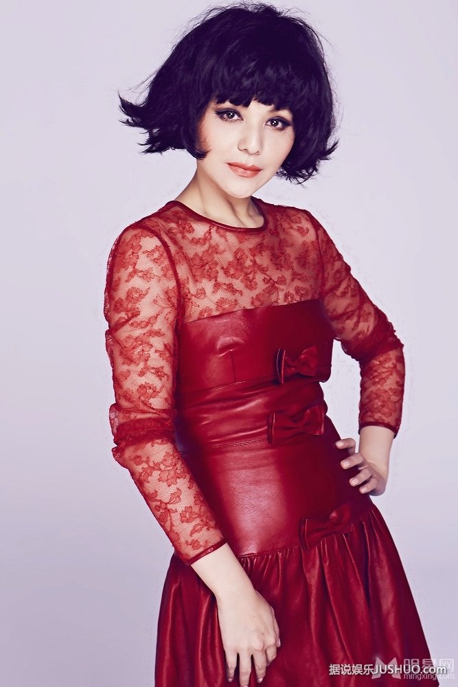 雪姨王琳蕾丝红裙拍写真 妩媚身姿炫出来 雪姨王琳蕾丝红裙拍写真 妩媚身姿炫出来