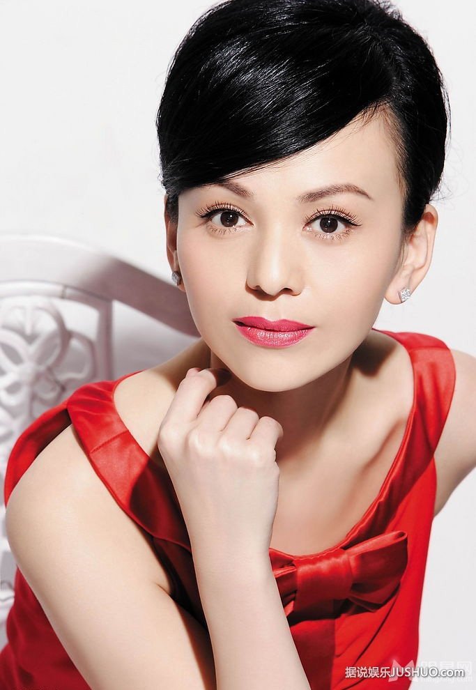 雪姨王琳蕾丝红裙拍写真 妩媚身姿炫出来 雪姨王琳蕾丝红裙拍写真 妩媚身姿炫出来