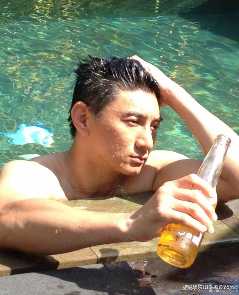 吴奇隆晒私房海岛写真 半裸出镜引尖叫