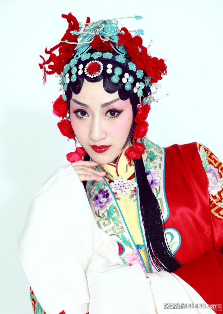 徐俪嘉京剧花旦写真 小露香肩绝美无限