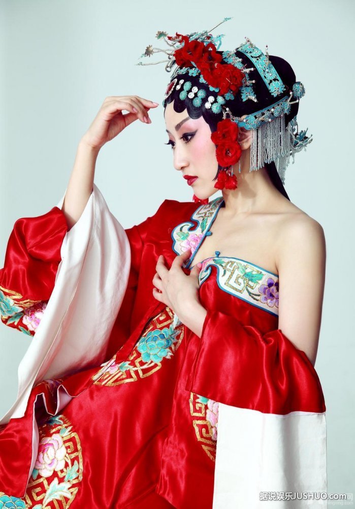 徐俪嘉京剧花旦写真 小露香肩绝美无限
