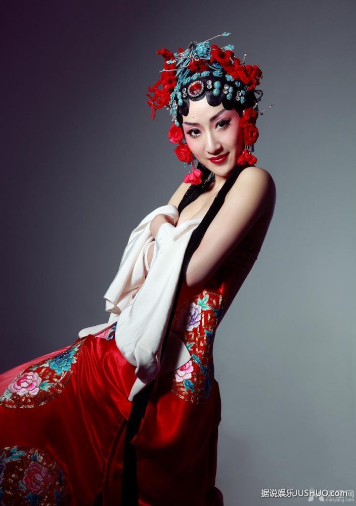 徐俪嘉京剧花旦写真 小露香肩绝美无限