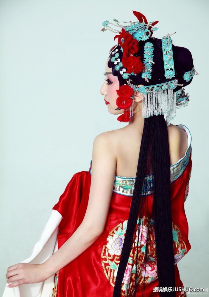 徐俪嘉京剧花旦写真 小露香肩绝美无限