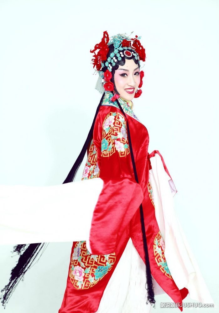 徐俪嘉京剧花旦写真 小露香肩绝美无限
