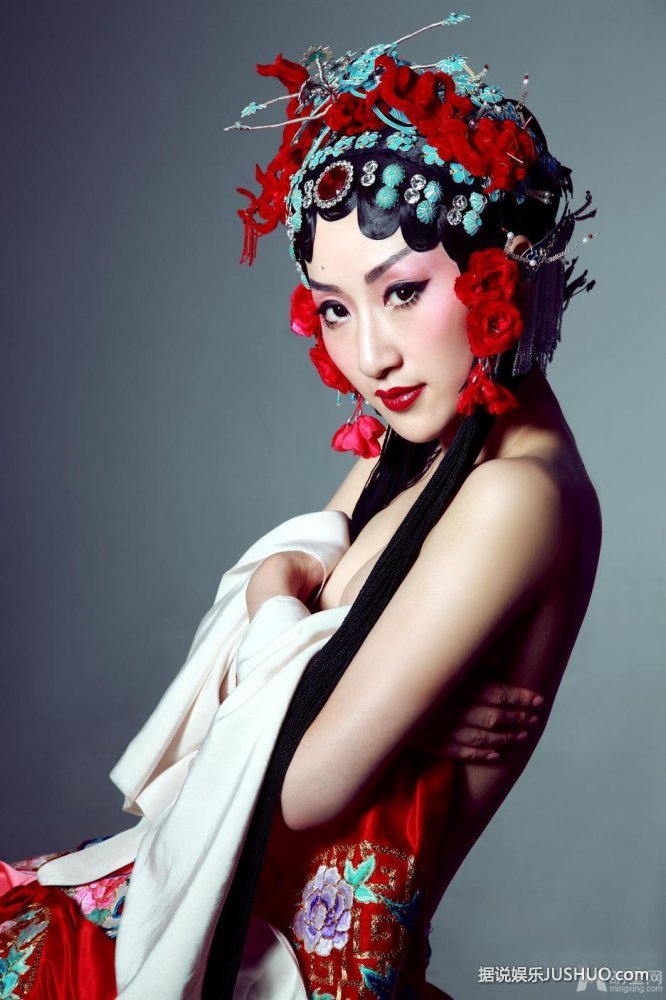 徐俪嘉京剧花旦写真 小露香肩绝美无限