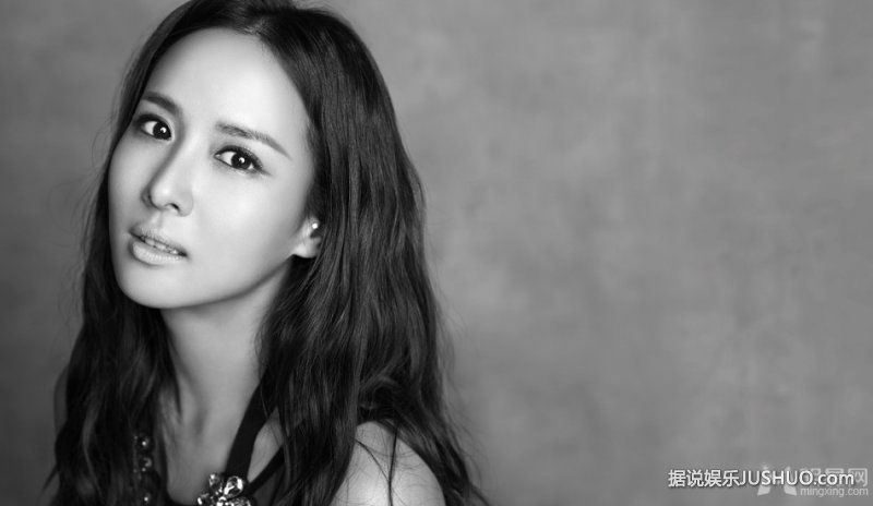 赵汝珍干练登韩国杂志封面 展完美身材 赵汝珍干练登韩国杂志封面 展完美身材