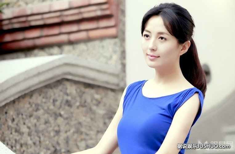 赵汝珍干练登韩国杂志封面 展完美身材 赵汝珍干练登韩国杂志封面 展完美身材