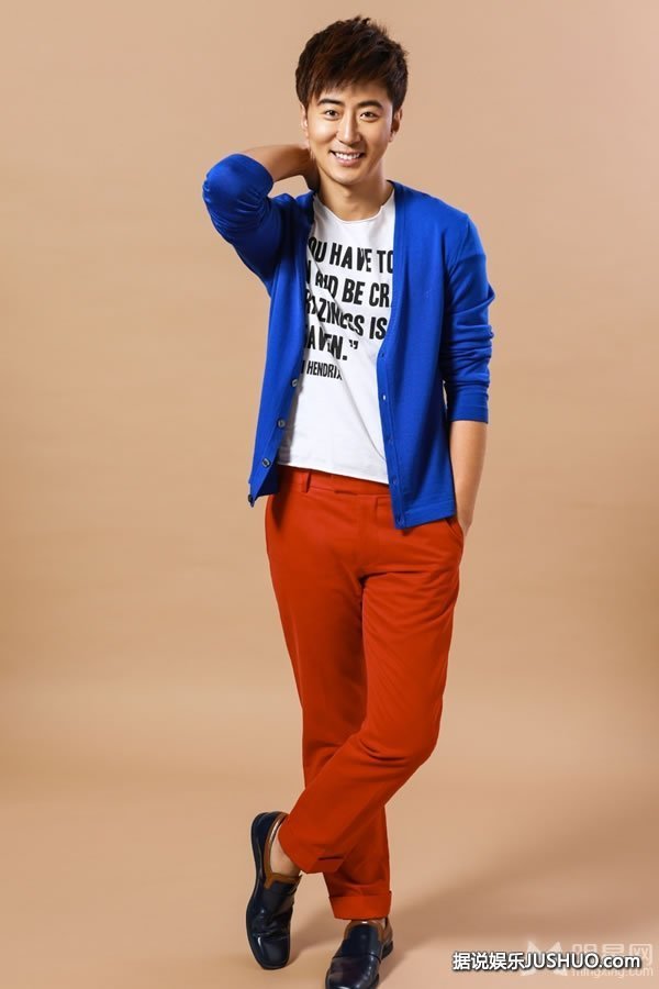 美女主播朱丹优雅登封面 高端大气获赞扬