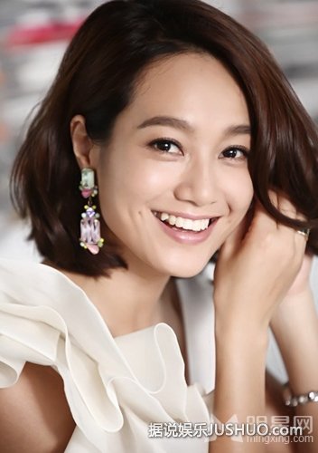 美女主播朱丹优雅登封面 高端大气获赞扬