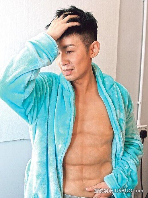 吴君如变肌肉型男 半裸露胸肌与男模合影
