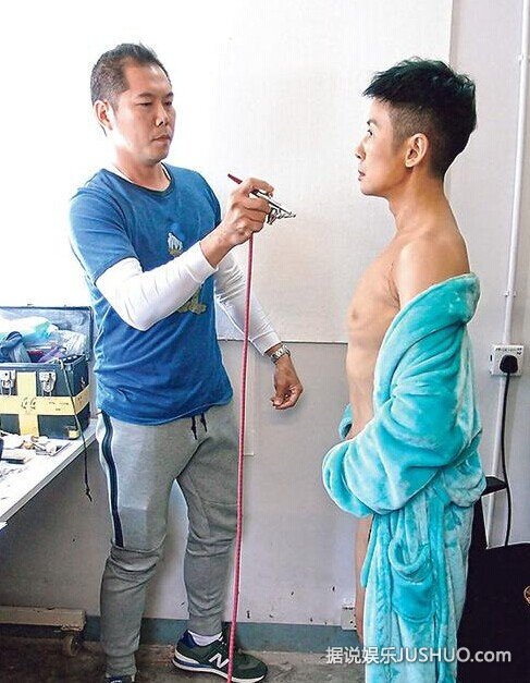 吴君如变肌肉型男 半裸露胸肌与男模合影
