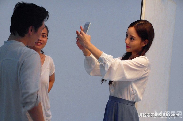 时光恋人拍婚纱写真 立威廉李小璐甜蜜牵手