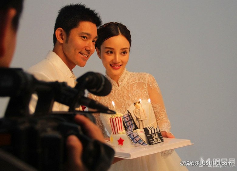 时光恋人拍婚纱写真 立威廉李小璐甜蜜牵手