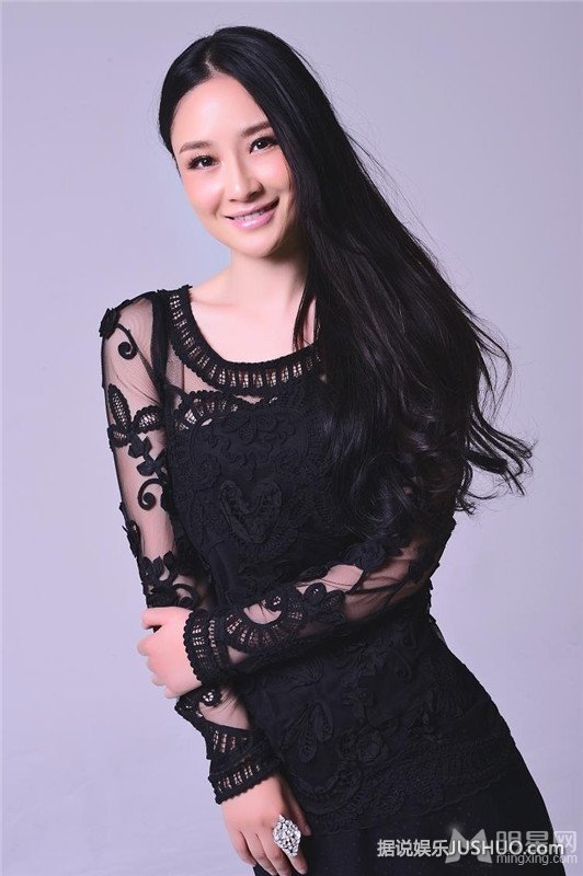 孙宁熟女造型拍时尚写真 大展黑色诱惑 孙宁熟女造型拍时尚写真 大展黑色诱惑