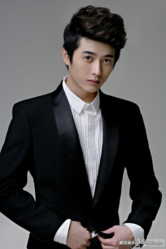 阎娜烈焰红唇性感热辣写真 尽显妩媚诱惑 阎娜烈焰红唇性感热辣写真 尽显妩媚诱惑