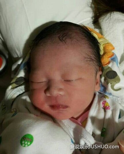 “白发魔女”鲍起静升级当姥姥 尔冬升贺喜(图 “白发魔女”鲍起静升级当姥姥 尔冬升贺喜(图