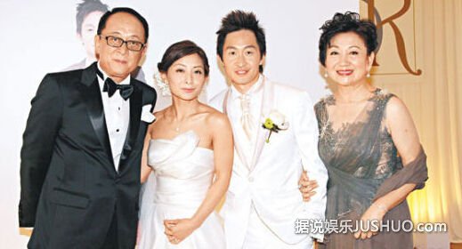 “白发魔女”鲍起静升级当姥姥 尔冬升贺喜(图 “白发魔女”鲍起静升级当姥姥 尔冬升贺喜(图