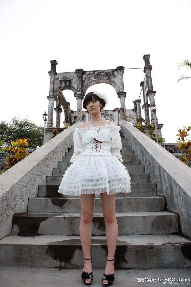 习雪应邀拍杂志写真 举手投足彰显高贵气质 习雪应邀拍杂志写真 举手投足彰显高贵气质