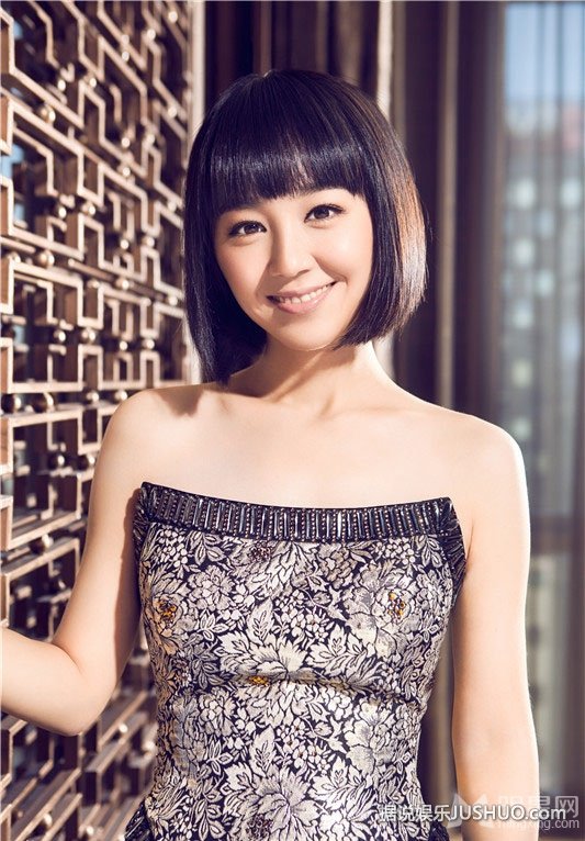 习雪应邀拍杂志写真 举手投足彰显高贵气质 习雪应邀拍杂志写真 举手投足彰显高贵气质