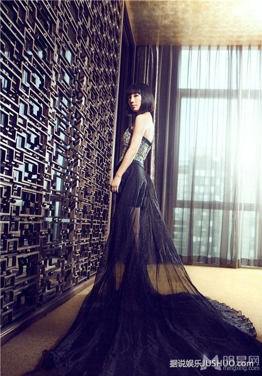 习雪应邀拍杂志写真 举手投足彰显高贵气质 习雪应邀拍杂志写真 举手投足彰显高贵气质