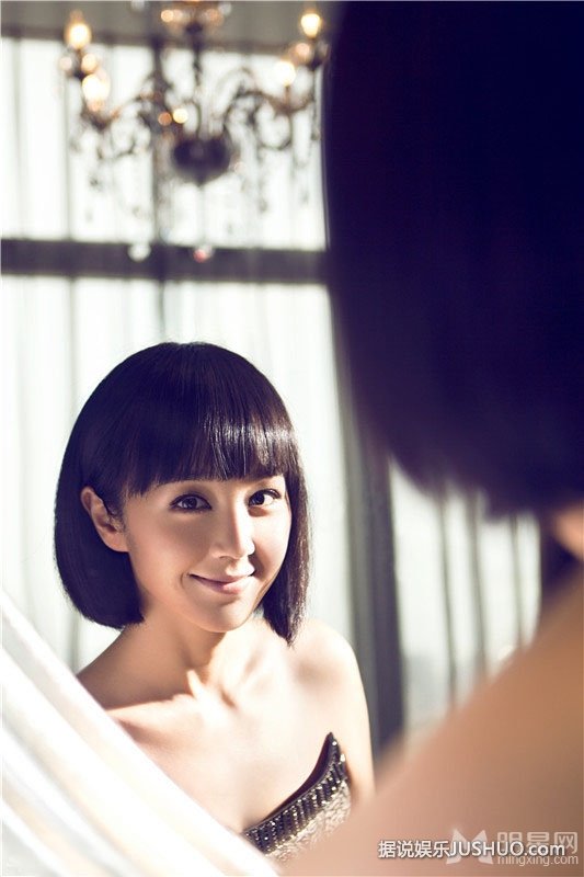 习雪应邀拍杂志写真 举手投足彰显高贵气质 习雪应邀拍杂志写真 举手投足彰显高贵气质