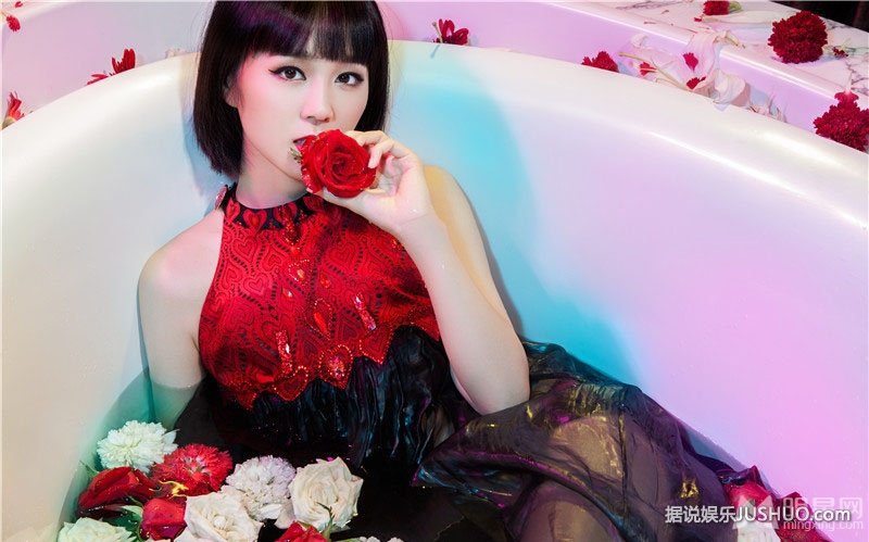 习雪应邀拍杂志写真 举手投足彰显高贵气质 习雪应邀拍杂志写真 举手投足彰显高贵气质