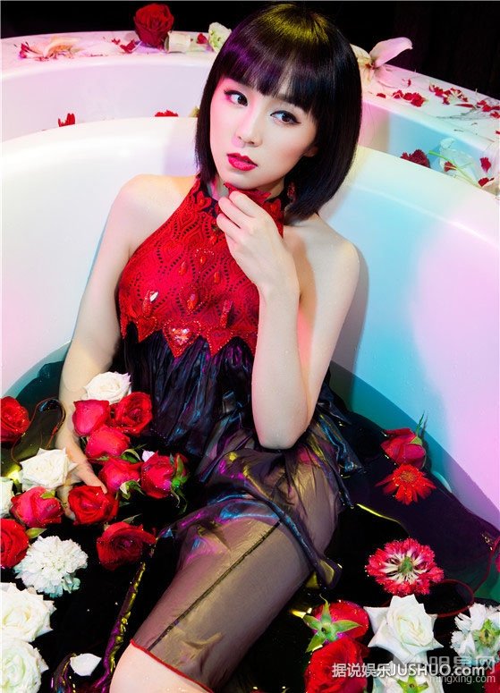 习雪应邀拍杂志写真 举手投足彰显高贵气质 习雪应邀拍杂志写真 举手投足彰显高贵气质