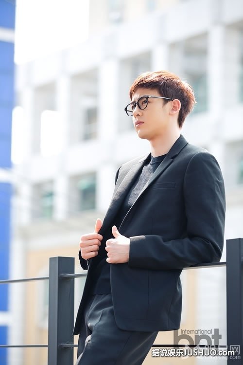 郑斯仁游泳池湿身写真 阳光帅气展轻熟男魅力