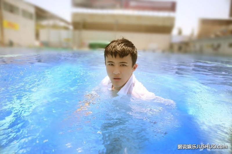 郑斯仁游泳池湿身写真 阳光帅气展轻熟男魅力