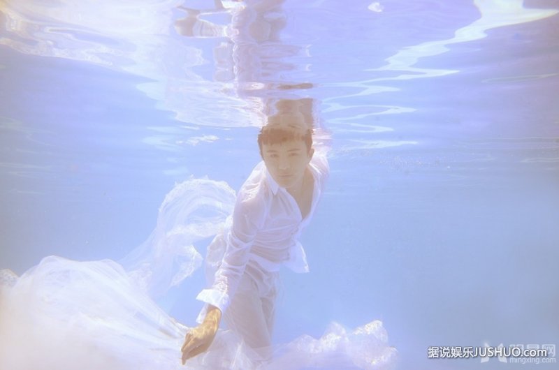 郑斯仁游泳池湿身写真 阳光帅气展轻熟男魅力