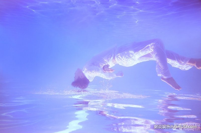 郑斯仁游泳池湿身写真 阳光帅气展轻熟男魅力