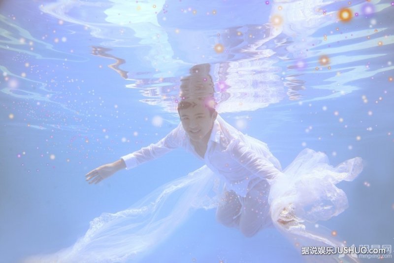 郑斯仁游泳池湿身写真 阳光帅气展轻熟男魅力